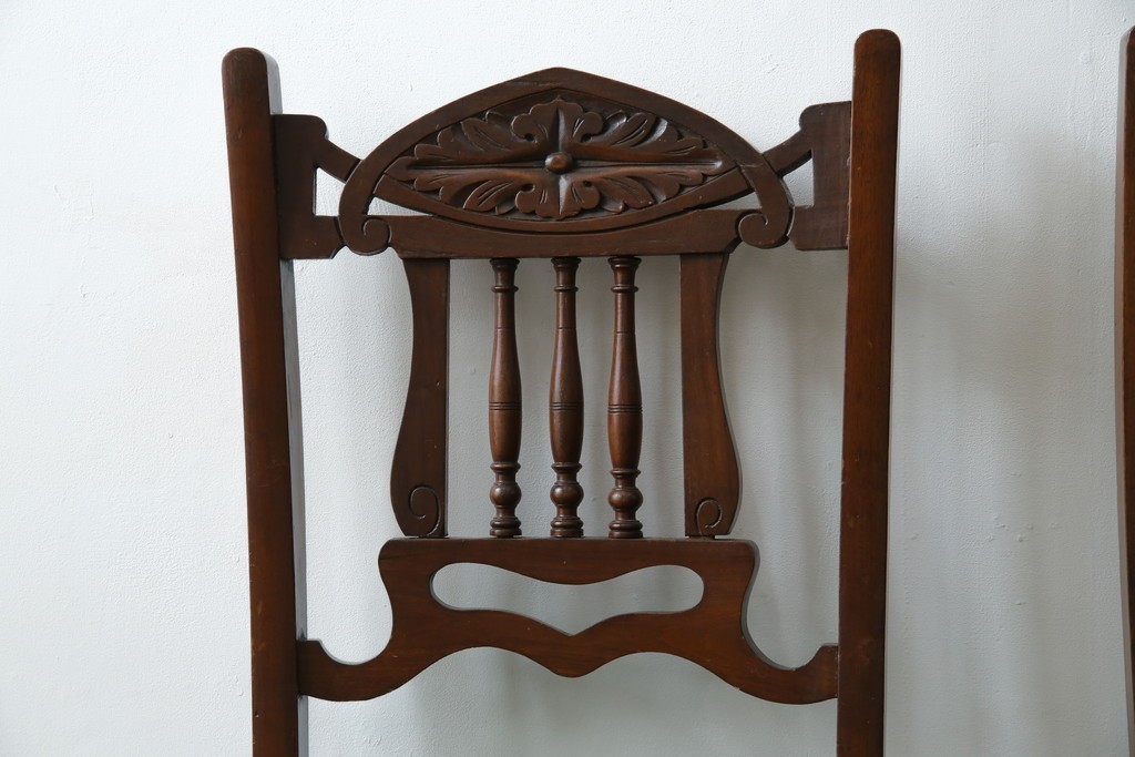 イギリスアンティーク　クラシカルな佇まいが魅力的なウォールナット材製のチェア2脚セット　(R-047845)