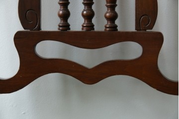 イギリスアンティーク　クラシカルな佇まいが魅力的なウォールナット材製のチェア2脚セット　(R-047845)