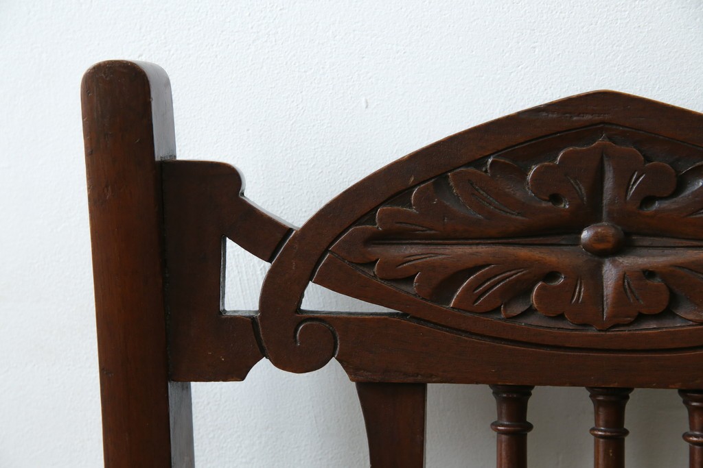 イギリスアンティーク　クラシカルな佇まいが魅力的なウォールナット材製のチェア2脚セット　(R-047845)