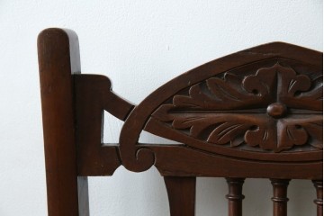 イギリスアンティーク　クラシカルな佇まいが魅力的なウォールナット材製のチェア2脚セット　(R-047845)