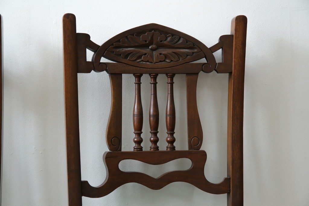 イギリスアンティーク　クラシカルな佇まいが魅力的なウォールナット材製のチェア2脚セット　(R-047845)