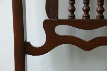 イギリスアンティーク　クラシカルな佇まいが魅力的なウォールナット材製のチェア2脚セット　(R-047845)