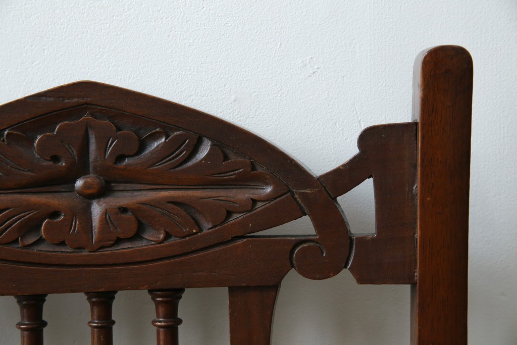 イギリスアンティーク　クラシカルな佇まいが魅力的なウォールナット材製のチェア2脚セット　(R-047845)