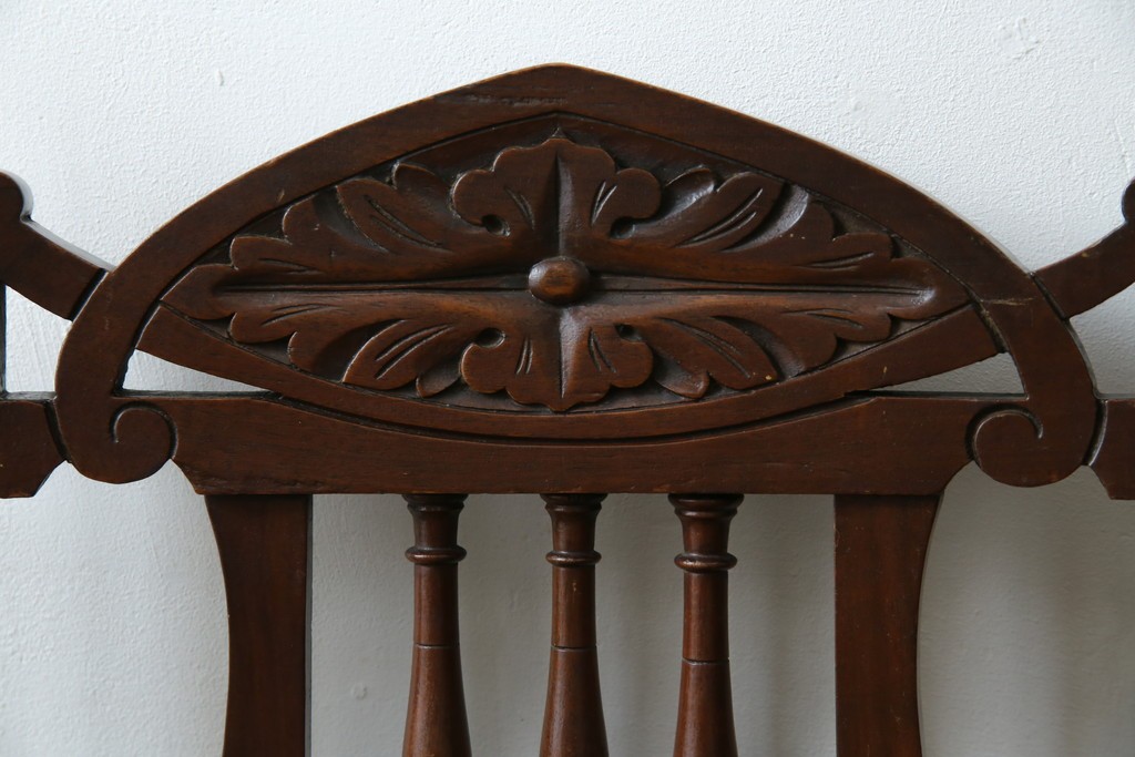 イギリスアンティーク　クラシカルな佇まいが魅力的なウォールナット材製のチェア2脚セット　(R-047845)