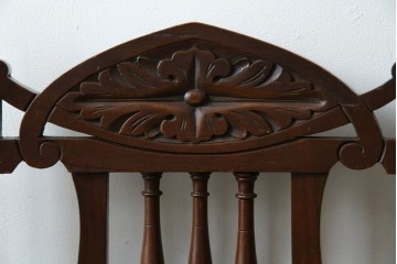 イギリスアンティーク　クラシカルな佇まいが魅力的なウォールナット材製のチェア2脚セット　(R-047845)