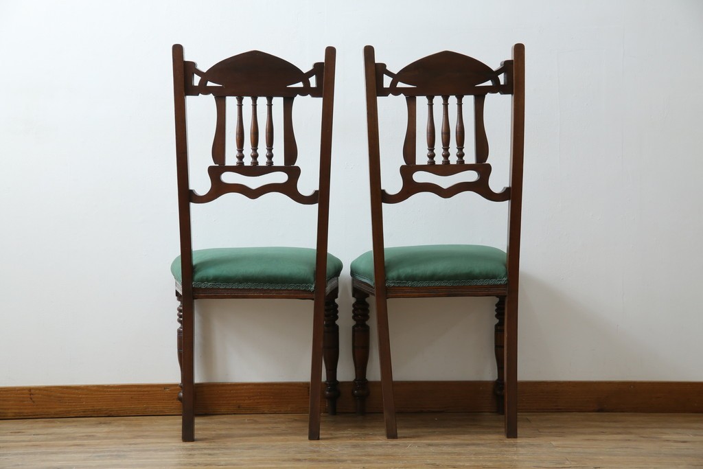 イギリスアンティーク　クラシカルな佇まいが魅力的なウォールナット材製のチェア2脚セット　(R-047845)