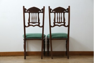 イギリスアンティーク　クラシカルな佇まいが魅力的なウォールナット材製のチェア2脚セット　(R-047845)