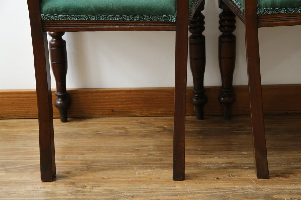 イギリスアンティーク　クラシカルな佇まいが魅力的なウォールナット材製のチェア2脚セット　(R-047845)