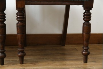 イギリスアンティーク　クラシカルな佇まいが魅力的なウォールナット材製のチェア2脚セット　(R-047845)