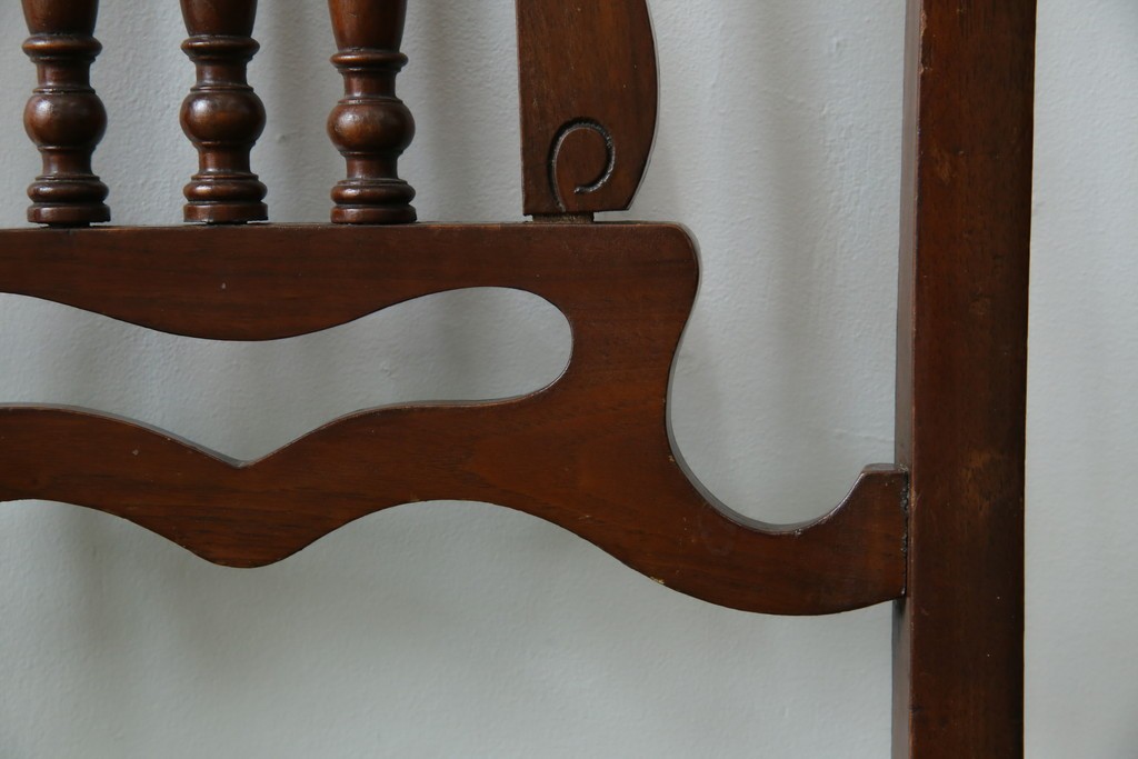 イギリスアンティーク　クラシカルな佇まいが魅力的なウォールナット材製のチェア2脚セット　(R-047845)