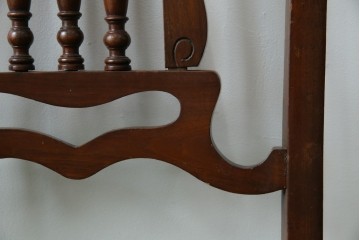 イギリスアンティーク　クラシカルな佇まいが魅力的なウォールナット材製のチェア2脚セット　(R-047845)