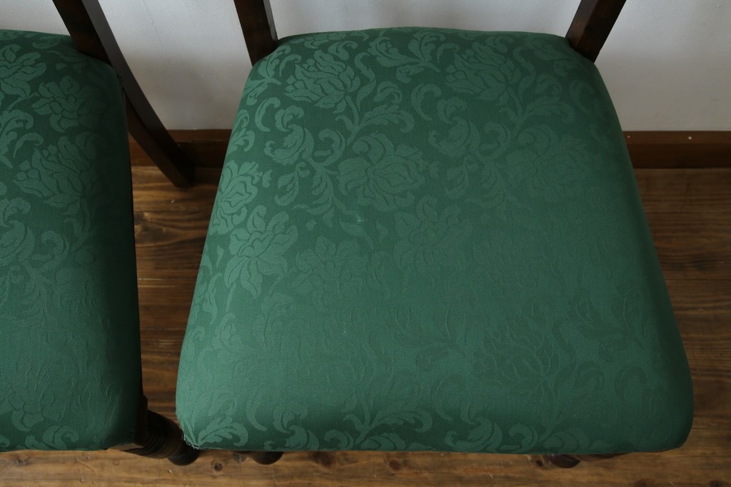 イギリスアンティーク　クラシカルな佇まいが魅力的なウォールナット材製のチェア2脚セット　(R-047845)