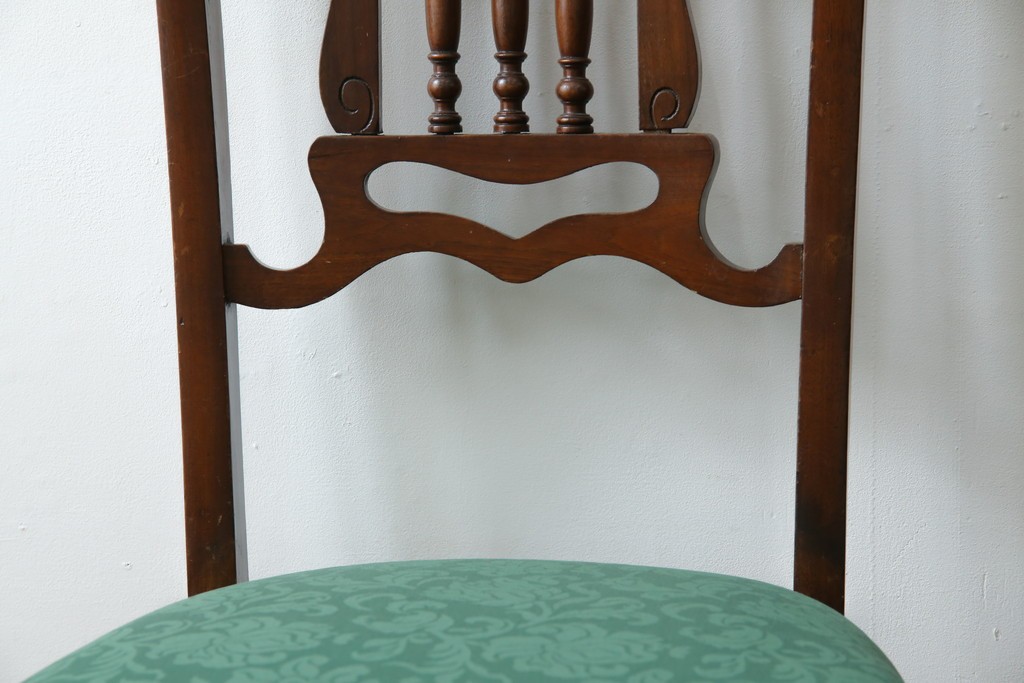 イギリスアンティーク　クラシカルな佇まいが魅力的なウォールナット材製のチェア2脚セット　(R-047845)