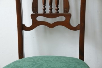 イギリスアンティーク　クラシカルな佇まいが魅力的なウォールナット材製のチェア2脚セット　(R-047845)