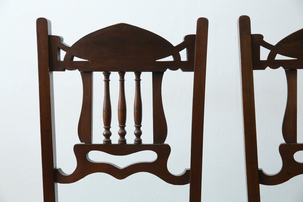 イギリスアンティーク　クラシカルな佇まいが魅力的なウォールナット材製のチェア2脚セット　(R-047845)