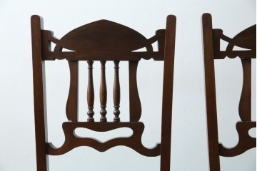 イギリスアンティーク　クラシカルな佇まいが魅力的なウォールナット材製のチェア2脚セット　(R-047845)