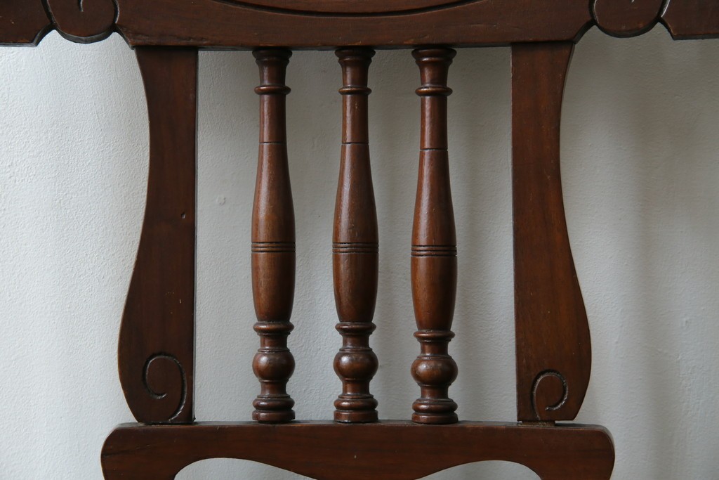 イギリスアンティーク　クラシカルな佇まいが魅力的なウォールナット材製のチェア2脚セット　(R-047845)