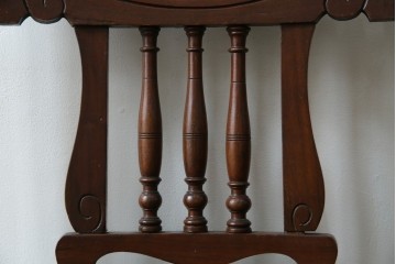 イギリスアンティーク　クラシカルな佇まいが魅力的なウォールナット材製のチェア2脚セット　(R-047845)