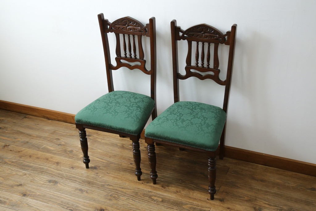 イギリスアンティーク　クラシカルな佇まいが魅力的なウォールナット材製のチェア2脚セット　(R-047845)