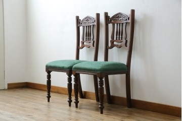 イギリスアンティーク　クラシカルな佇まいが魅力的なウォールナット材製のチェア2脚セット　(R-047845)