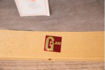 イギリスビンテージ　人気のG-PLAN!背もたれにもファブリックが使われている、アーム付きのチェア2脚セット(ダイニングチェア、椅子、アームチェア、バラ売り可能)(R-047846)
