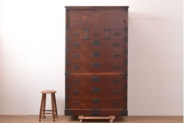 中古　国産民芸家具!品のある佇まいが魅力的な前面ケヤキ材製の重ね箪笥(衣装箪笥、引き出し、チェスト)(R-047852)