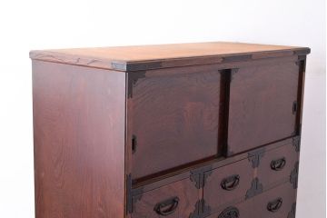 中古　国産民芸家具!品のある佇まいが魅力的な前面ケヤキ材製の重ね箪笥(衣装箪笥、引き出し、チェスト)(R-047852)