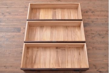 中古　国産民芸家具!品のある佇まいが魅力的な前面ケヤキ材製の重ね箪笥(衣装箪笥、引き出し、チェスト)(R-047852)