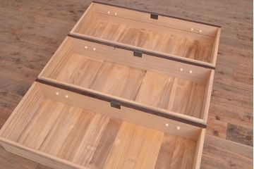 中古　国産民芸家具!品のある佇まいが魅力的な前面ケヤキ材製の重ね箪笥(衣装箪笥、引き出し、チェスト)(R-047852)