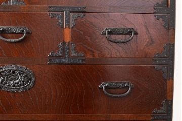 中古　国産民芸家具!品のある佇まいが魅力的な前面ケヤキ材製の重ね箪笥(衣装箪笥、引き出し、チェスト)(R-047852)