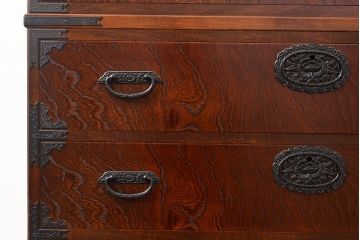 中古　国産民芸家具!品のある佇まいが魅力的な前面ケヤキ材製の重ね箪笥(衣装箪笥、引き出し、チェスト)(R-047852)