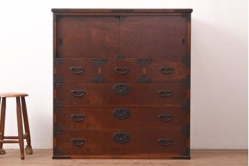 中古　国産民芸家具!品のある佇まいが魅力的な前面欅(ケヤキ)材製の整理箪笥(衣装箪笥、収納たんす、和タンス、引き出し、チェスト)(R-047853)