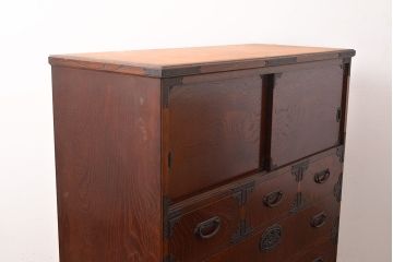 中古　国産民芸家具!品のある佇まいが魅力的な前面欅(ケヤキ)材製の整理箪笥(衣装箪笥、収納たんす、和タンス、引き出し、チェスト)(R-047853)