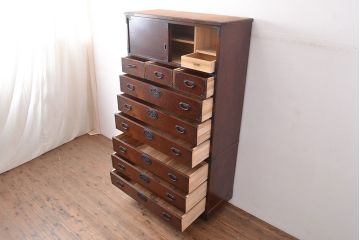 中古　国産民芸家具!品のある佇まいが魅力的な前面欅(ケヤキ)材製の整理箪笥(衣装箪笥、収納たんす、和タンス、引き出し、チェスト)(R-047853)