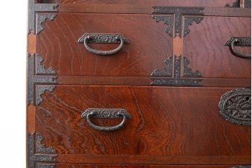 中古　国産民芸家具!品のある佇まいが魅力的な前面欅(ケヤキ)材製の整理箪笥(衣装箪笥、収納たんす、和タンス、引き出し、チェスト)(R-047853)