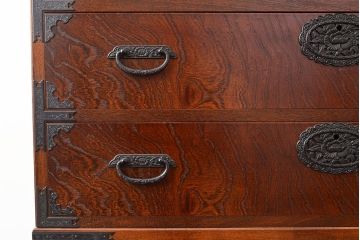 中古　国産民芸家具!品のある佇まいが魅力的な前面欅(ケヤキ)材製の整理箪笥(衣装箪笥、収納たんす、和タンス、引き出し、チェスト)(R-047853)