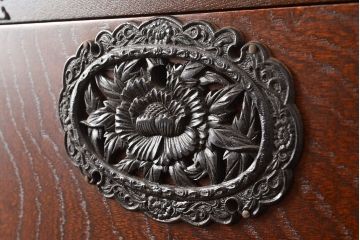 中古　国産民芸家具!品のある佇まいが魅力的な前面欅(ケヤキ)材製の整理箪笥(衣装箪笥、収納たんす、和タンス、引き出し、チェスト)(R-047853)