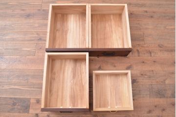 中古　国産民芸家具!品のある佇まいが魅力的な前面欅(ケヤキ)材製の整理箪笥(衣装箪笥、収納たんす、和タンス、引き出し、チェスト)(R-047853)