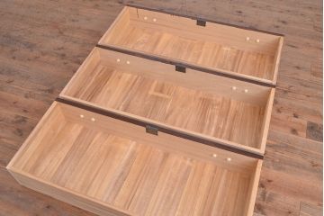 中古　国産民芸家具!品のある佇まいが魅力的な前面欅(ケヤキ)材製の整理箪笥(衣装箪笥、収納たんす、和タンス、引き出し、チェスト)(R-047853)