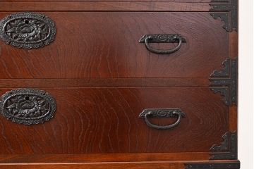 中古　国産民芸家具!品のある佇まいが魅力的な前面欅(ケヤキ)材製の整理箪笥(衣装箪笥、収納たんす、和タンス、引き出し、チェスト)(R-047853)