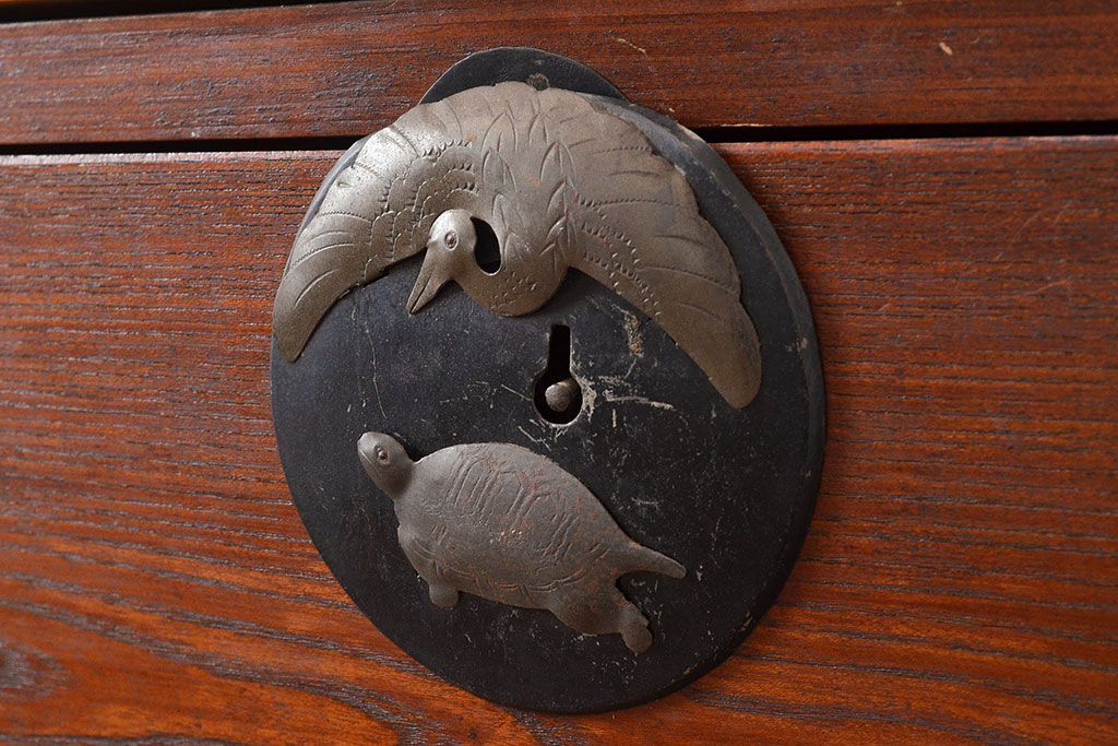 和製アンティーク　前面ケヤキ材　鶴亀金具　時代の風情が漂う二本松箪笥(重ね箪笥、衣装箪笥、整理箪笥、引き出し)(R-047855)