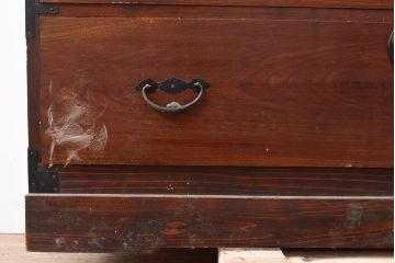 和製アンティーク　前面ケヤキ材　鶴亀金具　時代の風情が漂う二本松箪笥(重ね箪笥、衣装箪笥、整理箪笥、引き出し)(R-047855)