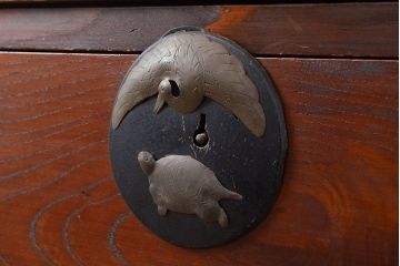 和製アンティーク　前面ケヤキ材　鶴亀金具　時代の風情が漂う二本松箪笥(重ね箪笥、衣装箪笥、整理箪笥、引き出し)(R-047855)