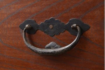 和製アンティーク　前面ケヤキ材　鶴亀金具　時代の風情が漂う二本松箪笥(重ね箪笥、衣装箪笥、整理箪笥、引き出し)(R-047855)