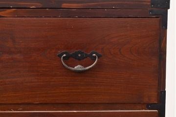 和製アンティーク　前面ケヤキ材　鶴亀金具　時代の風情が漂う二本松箪笥のローボード(衣装箪笥、整理箪笥、引き出し、リビングボード)(R-047857)