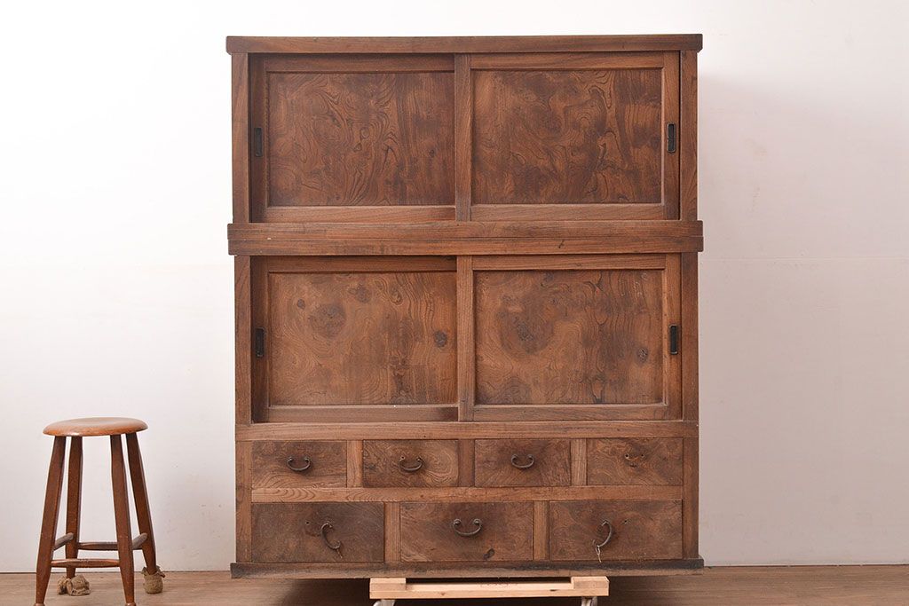 和製アンティーク　前面ケヤキ材　味のある木肌と力強い杢目が魅力的な重ね箪笥(時代箪笥、収納棚)(R-047858)