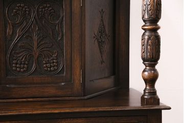 イギリスアンティーク　繊細な彫り装飾が目を引く、オーク材製のキャビネット(収納棚、戸棚)(R-047867)