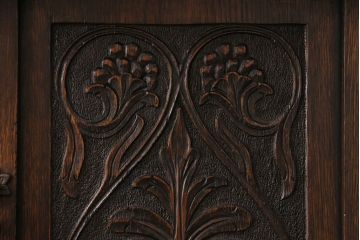 イギリスアンティーク　繊細な彫り装飾が目を引く、オーク材製のキャビネット(収納棚、戸棚)(R-047867)