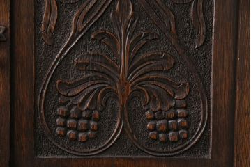 イギリスアンティーク　繊細な彫り装飾が目を引く、オーク材製のキャビネット(収納棚、戸棚)(R-047867)