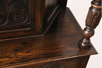 イギリスアンティーク　繊細な彫り装飾が目を引く、オーク材製のキャビネット(収納棚、戸棚)(R-047867)